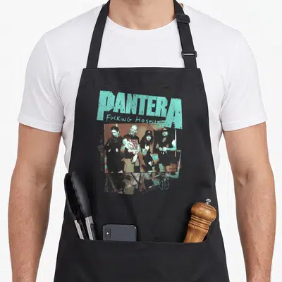 Tablier de cuisine noir avec illustration rétro du groupe Pantera et texte turquoise en gros caractères.