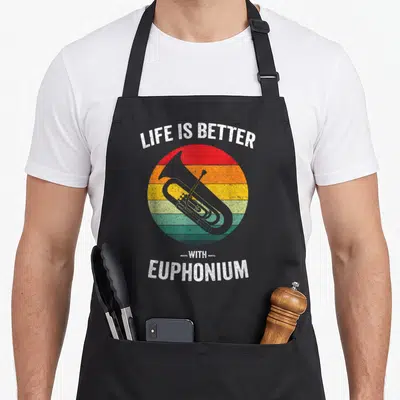 Tablier de cuisine noir avec illustration d'un euphonium sur cercle coloré et texte blanc délavé Life is better with Euphonium.