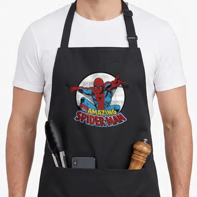 Tablier de cuisine noir avec illustration circulaire de Spider-Man rouge et bleu et le texte « Le Fantastique Spider-Man » en bas.