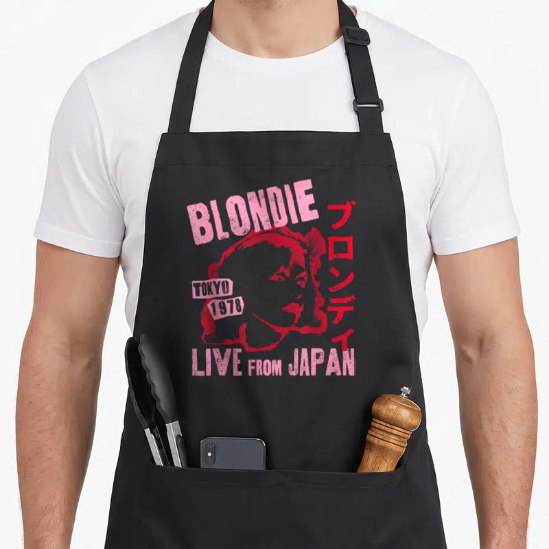 Tablier de cuisine noir avec motif Blondie Live from Japan Tokyo 1978 en rose et rouge, portrait stylisé et caractères japonais.