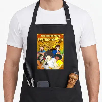 Tablier de cuisine noir avec une illustration colorée des Mystérieuses Cités d'or et un aigle mécanique doré au-dessus des aventuriers.