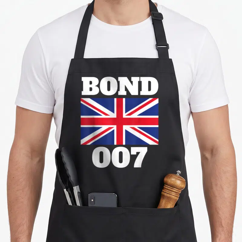 Tablier de cuisine noir avec l'inscription Bond 007 et le drapeau britannique au centre.