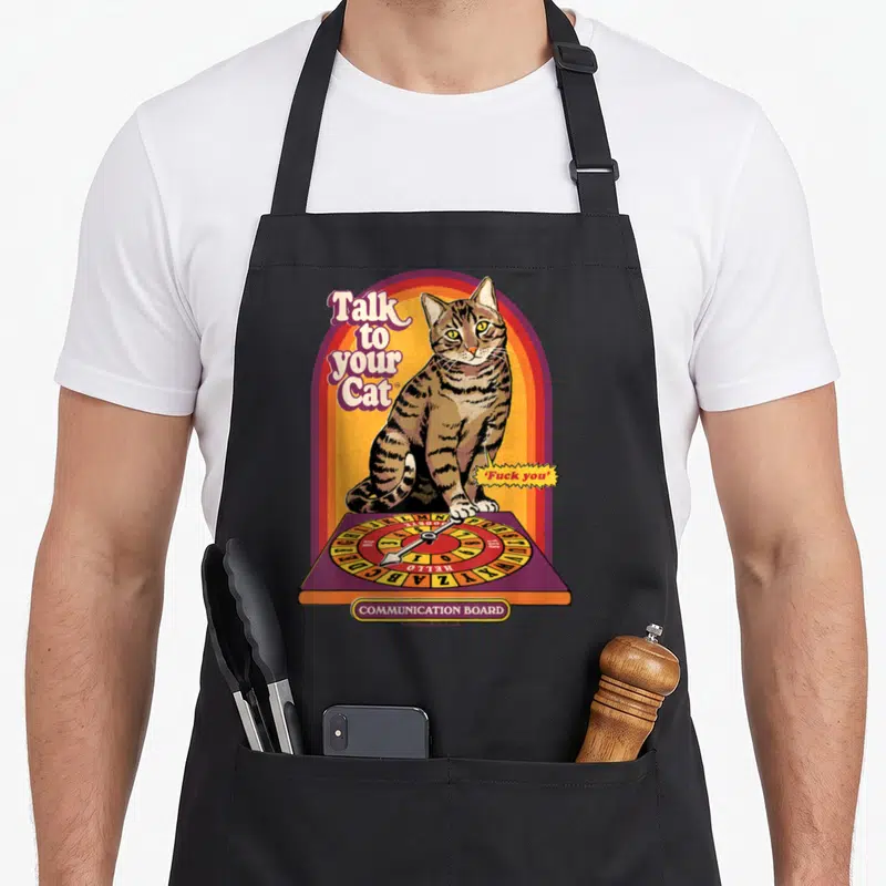 Tablier de cuisine noir avec illustration rétro d'un chat tigré sur un plateau de communication et texteTalk to your Cat.