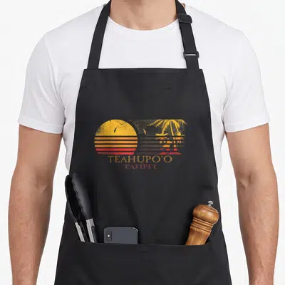Tablier de cuisine noir avec illustration soleil orange palmier et texte Teahupo'o Tahiti style rétro