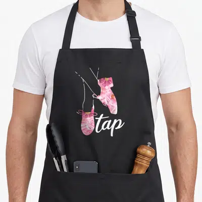 Tablier de cuisine noir avec des chaussures de claquettes roses floral et l'inscription tap en blanc.