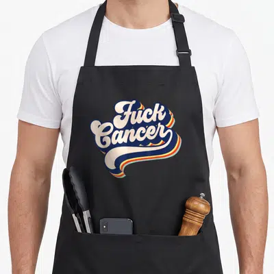 Tablier de cuisine noir avec l'inscription Fuck Cancer en typographie vintage colorée et ondulée.