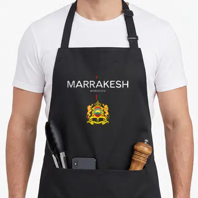 Tablier de cuisine noir avec illustration armoiries Marrakesh Maroc lions et drapeau coloré style vintage