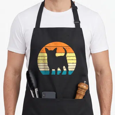 Tablier de cuisine noir avec silhouette de chihuahua sur fond de sunset retro orange et bleu.