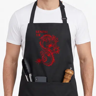 Tablier de cuisine noir avec un dragon rouge en contour et le texte Senpai au-dessus.