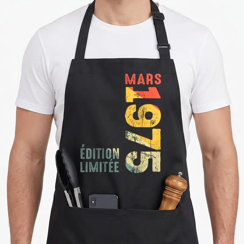 Tablier de cuisine noir avec inscription verticale colorée Mars 1975 en style rétro dégradé.