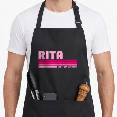 Tablier de cuisine noir avec le nom Rita en rose et des bandes horizontales style rétro.