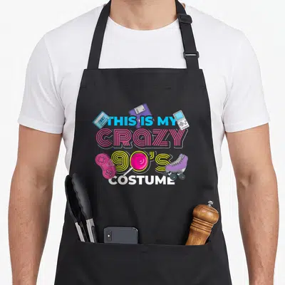 Tablier de cuisine noir avec this is my crazy 90's costume et objets rétro colorés.