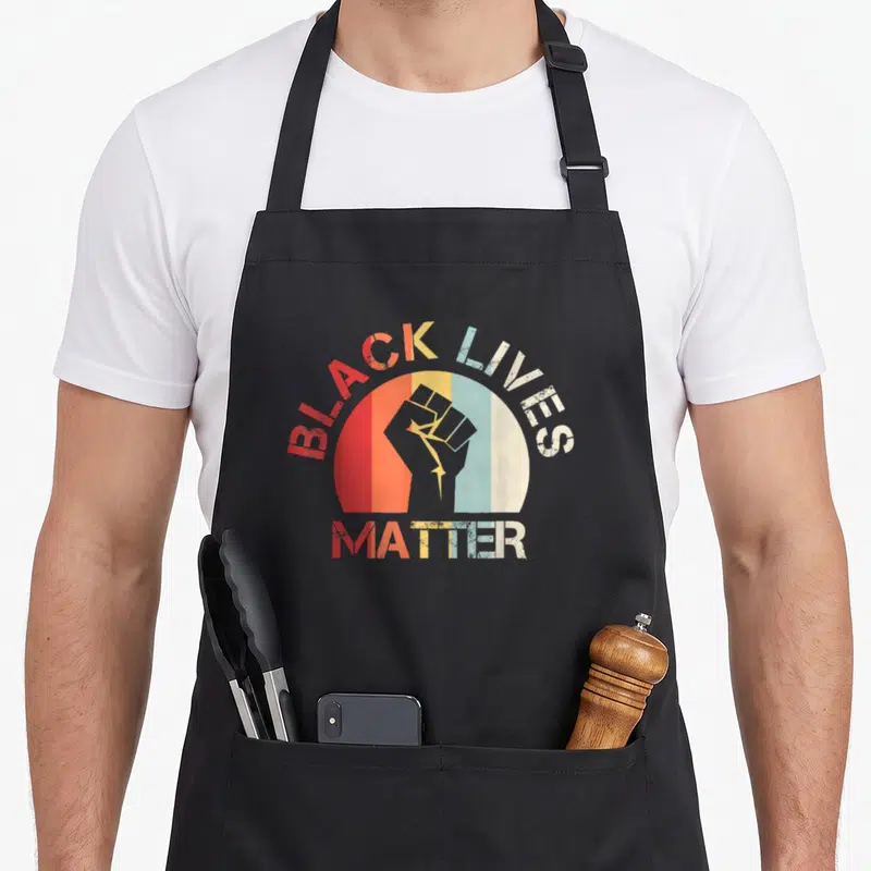Tablier de cuisine noir avec poing levé retro vintage Black Lives Matter en lettres arc-en-ciel