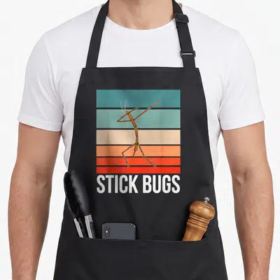 Tablier de cuisine noir avec illustration d'un phasme bâton sur fond de bandes colorées et texte blanc.