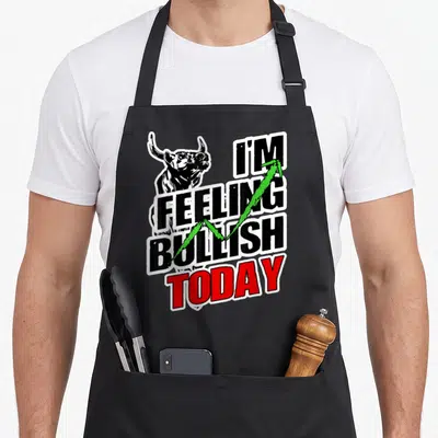 Tablier de cuisine noir avec illustration de tête de taureau et texte I'm Feeling Bullish Today traversé d'une flèche verte ascendante.