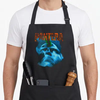 Tablier de cuisine noir avec illustration bleue d'un crâne et texte Pantera en orange.