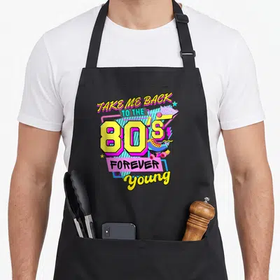Tablier de cuisine noir avec design Take Me Back to the 80s Forever Young et patins à roulettes.
