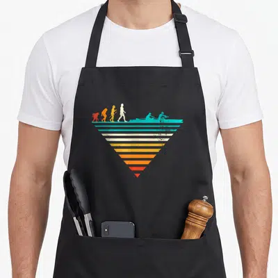 Tablier de cuisine noir avec illustration évolutive et silhouettes d'aviron sur fond de rayures colorées.