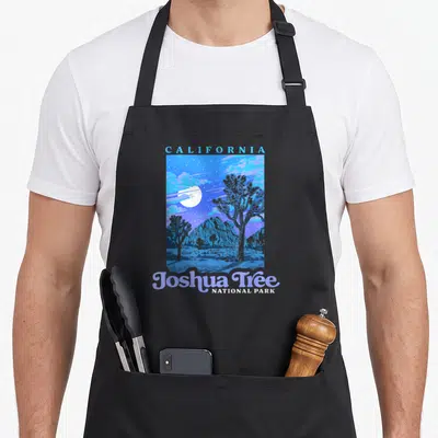 Tablier de cuisine noir avec illustration nocturne du Joshua Tree National Park en Californie style rétro