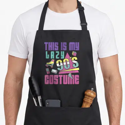 Tablier de cuisine noir avec illustration colorée Patins à roulettes, console portable et texte This Is My Lazy 90's Costume.
