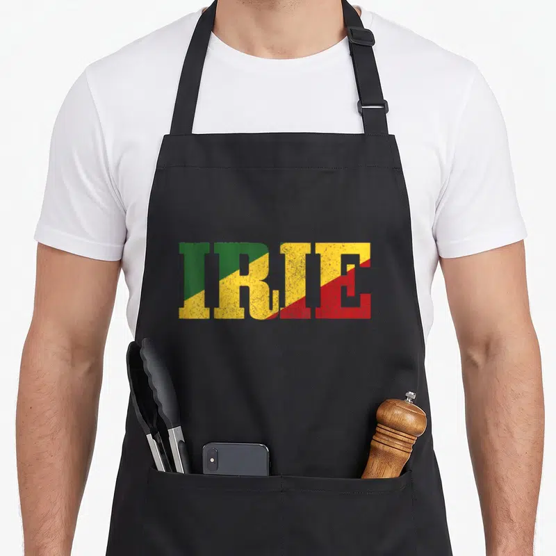 Tablier de cuisine noir avec l inscription Irie aux couleurs vert jaune et rouge style rétro.