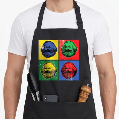 Tablier de cuisine noir avec quatre portraits colorés de Karl Marx dans un style Pop Art vintage sur fond uni.