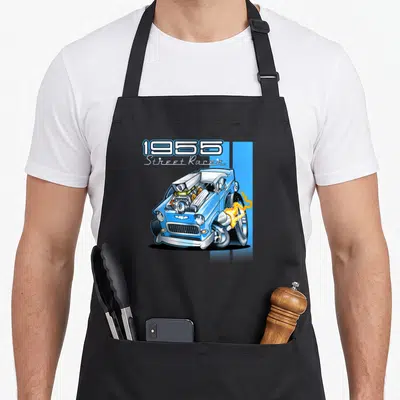 Tablier de cuisine noir avec illustration d'une voiture bleue 1955 Street Racer à moteur exposé et flammes jaillissantes.