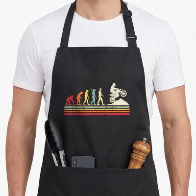 Tablier de cuisine noir avec illustration évolutive homme en dirt bike couleur arc-en-ciel sur fond rayé retro