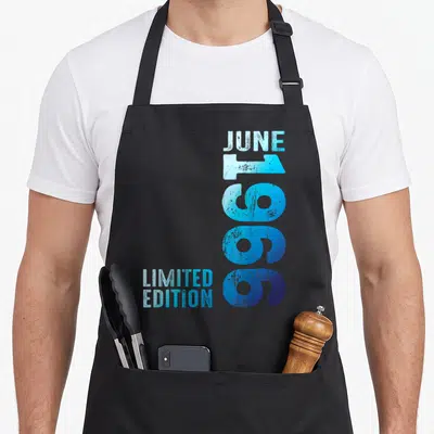 Tablier de cuisine noir avec inscription verticale juin 1966 en bleu dégradé et effet usé.