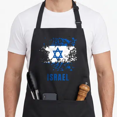 Tablier de cuisine noir avec illustration drapeau Israël aquarelle et le mot ISRAEL en lettres capitales bleues.
