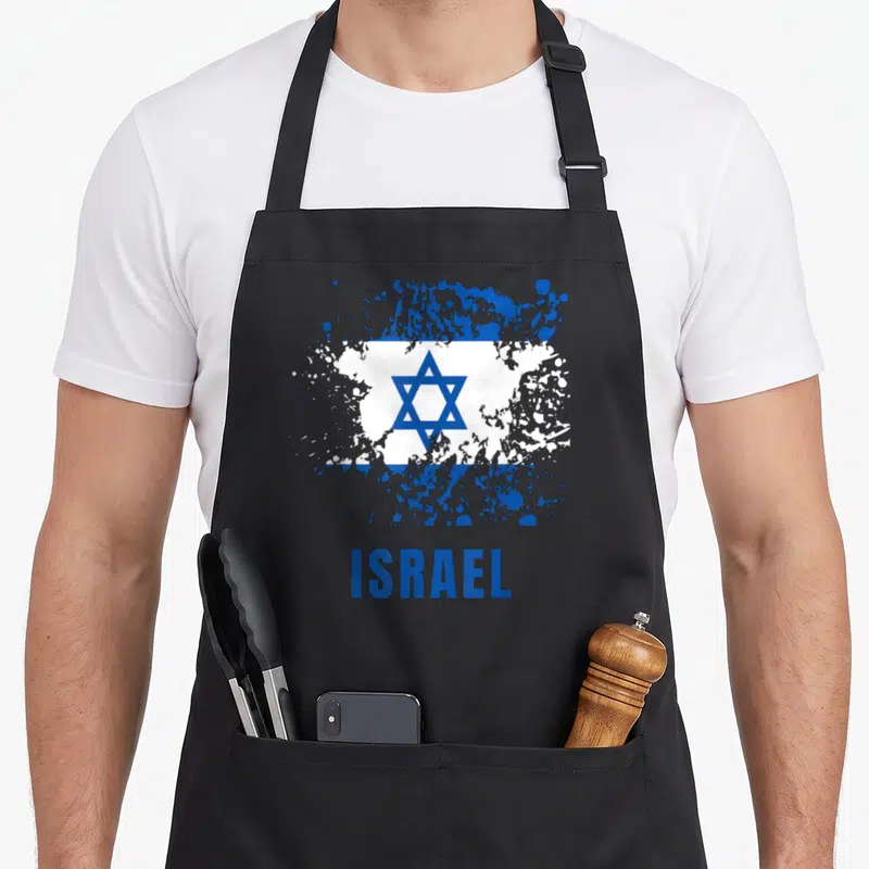 Tablier de cuisine noir avec illustration drapeau Israël aquarelle et le mot ISRAEL en lettres capitales bleues.