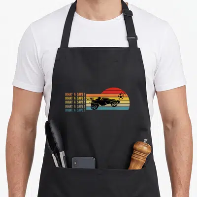 Tablier de cuisine noir avec illustration rétro d'une voiture de course et d'un ballon de football sur fond rayé coloré.