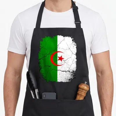 Tablier de cuisine noir avec une illustration du drapeau algérien en style vintage dégradé et craquelé.