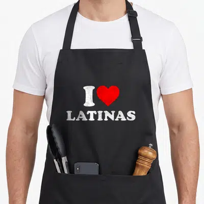 Tablier de cuisine noir avec le texte I Love Latinas et un cœur rouge imprimé en centre.