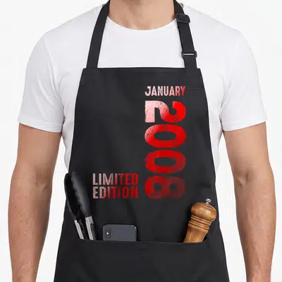 Tablier de cuisine noir avec typographie rouge verticale indiquant Janvier 2008 et Limited Edition en effet vieilli.