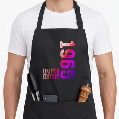 Tablier de cuisine noir avec inscription 1965 Limited Edition en dégradé rose et violet.