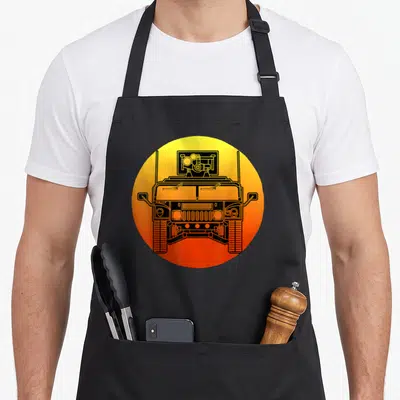 Tablier de cuisine noir avec illustration circulaire d'un Humvee HMMWV sur fond dégradé orange et jaune.