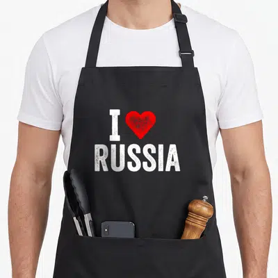Tablier de cuisine noir avec le texte I Love Russia et un cœur rouge au centre.