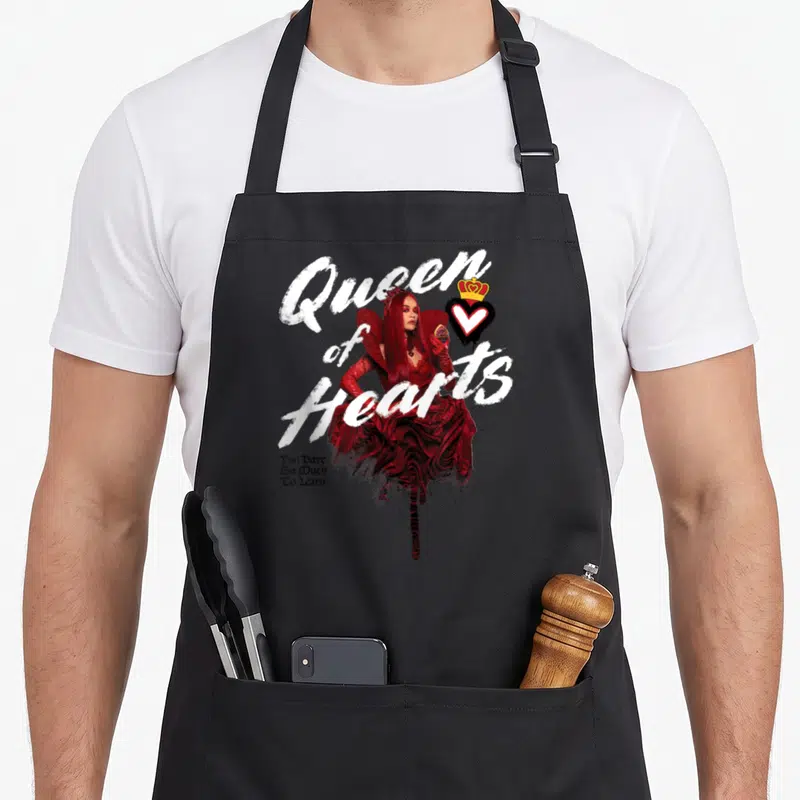 Tablier de cuisine noir avec illustration Reine des Cœurs en robe rouge et texte blanc style brush lettering.