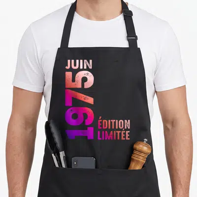 Tablier de cuisine noir avec inscription verticale 1975 juin en dégradé rose violet.