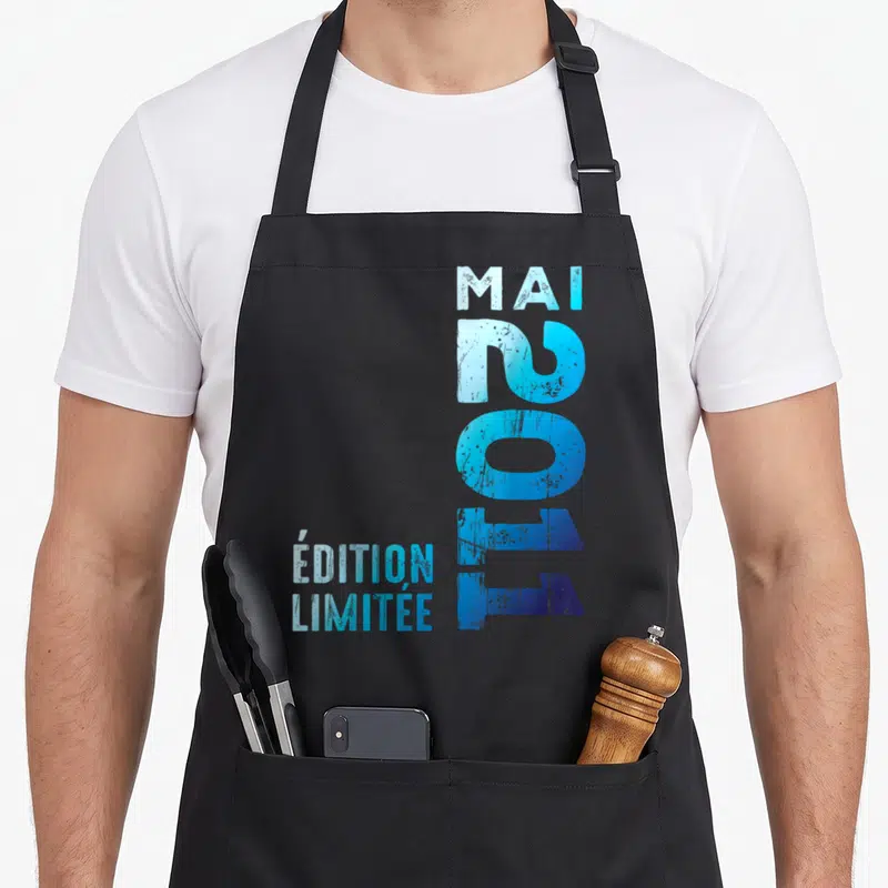 Tablier de cuisine noir avec typographie verticale bleue mai 2011 style rétro