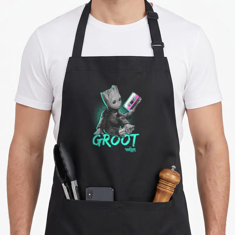 Tablier de cuisine noir avec illustration rétro du jeune Groot tenant une cassette audio turquoise et rose.