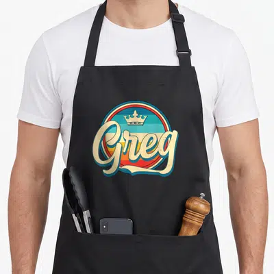 Tablier de cuisine noir avec logo circulaire Greg, couronne blanche et bandes colorées rétro.