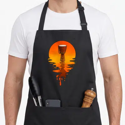 Tablier de cuisine noir avec illustration d'un djembé devant un soleil orange et une reflection qui dégouline.
