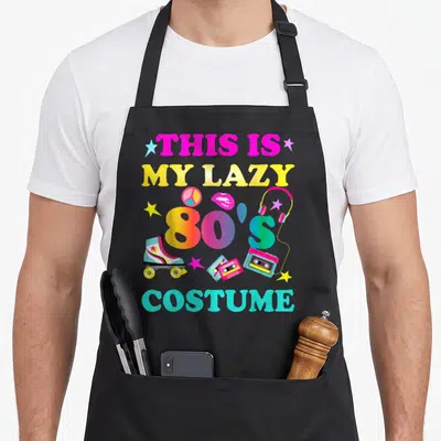 Tablier de cuisine noir avec illustration colorée This Is My Lazy 80's Costume incluant patins et casquette.