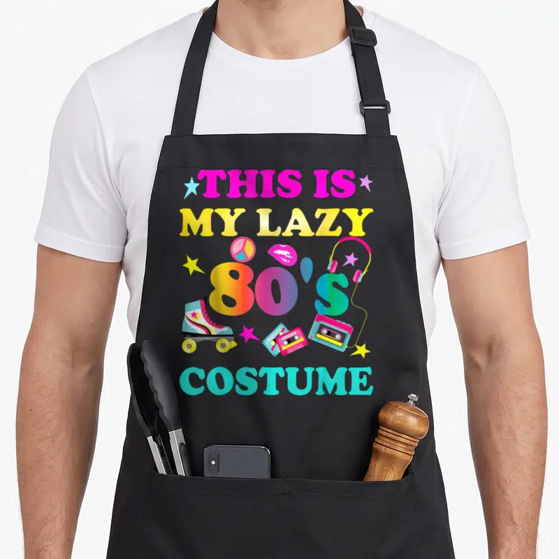 Tablier de cuisine noir avec illustration colorée This Is My Lazy 80's Costume incluant patins et casquette.