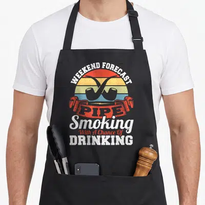 Tablier de cuisine noir avec illustration de pipes croisés et texteWeekend Prévision Pipe Fumeur en style rétro.