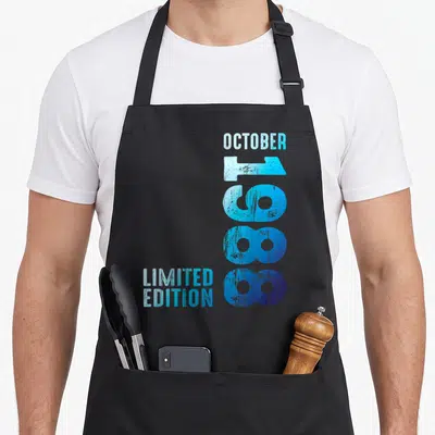 Tablier de cuisine noir avec inscription verticale 1988 Limited Edition en bleu dégradé et effet vieilli.