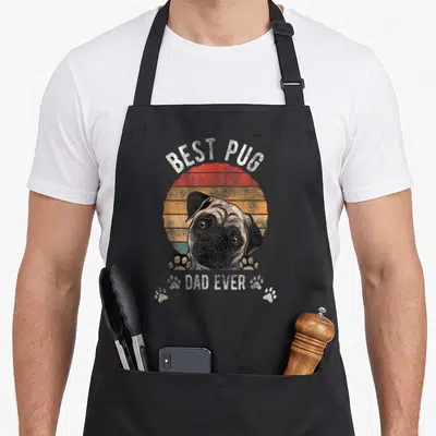 Tablier de cuisine noir avec illustration d'un pug et texte Best Pug Dad Ever en style rétro.
