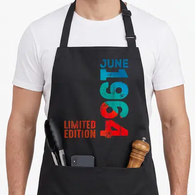 Tablier de cuisine noir avec inscription verticale juin 1964 limitée édition en bleu et rouge.